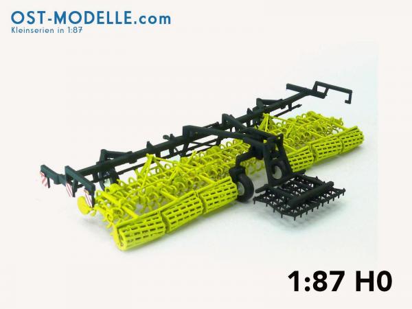 Koppelwagen T890 A01 Bodenbearbeitung 2 Feingrubber B231 mit Stabkrümmlern Arbeitsstellung gelb